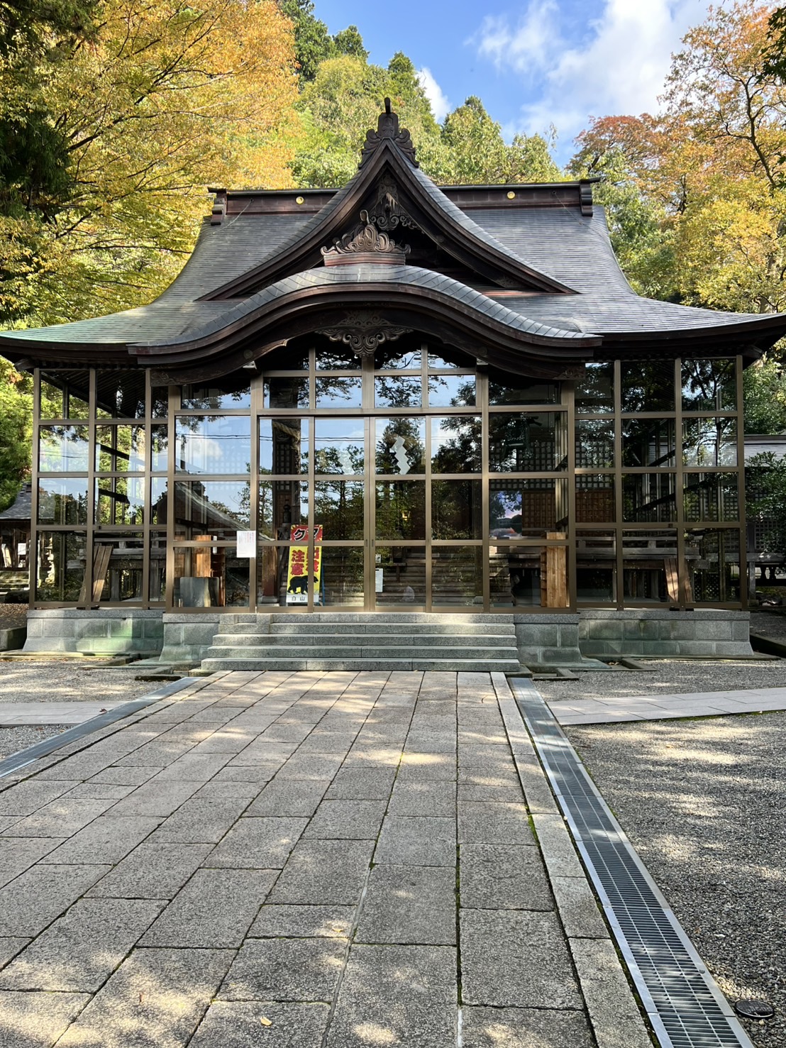 木々に囲まれた神社建築