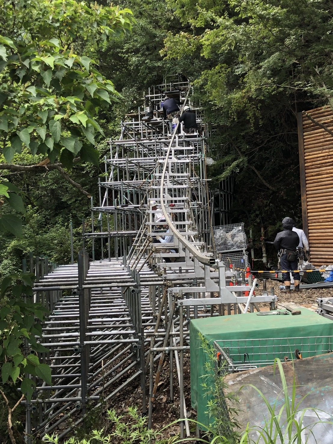 山中に組まれた足場での作業風景