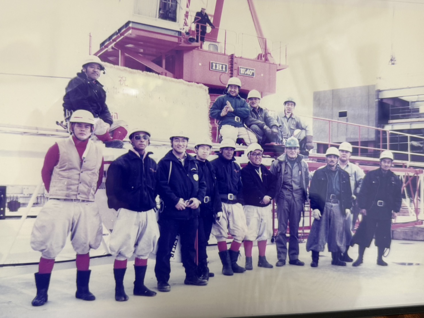 建設現場で働く職人たちの集合写真
